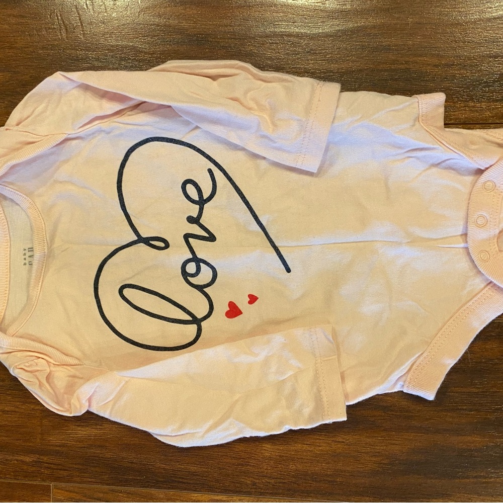 Baby Onesie with Heart and Love Design sz 6-12 month
